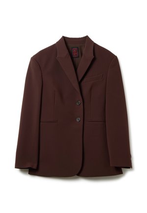 Blazer ajustado marrón oscuro con solapa de muesca, frente de dos botones y bolsillos welt, dispuesto plano sobre un fondo blanco.