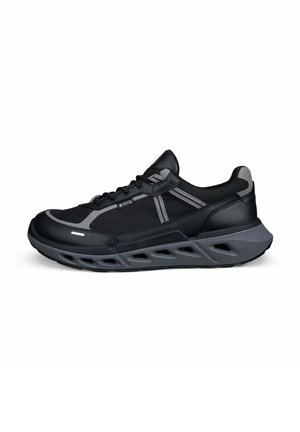 Scarpa sportiva nera e grigia con suola spessa ventilata, tomaia in mesh e pelle, chiusura con lacci frontale e etichetta Gore-Tex traspirante e impermeabile sul lato.