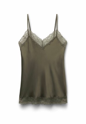 Olivengrøn camisole med tynde spaghetti-stropper, blonder langs halsudskæringen og kanten, glat satinstof, lagt fladt på hvid baggrund.