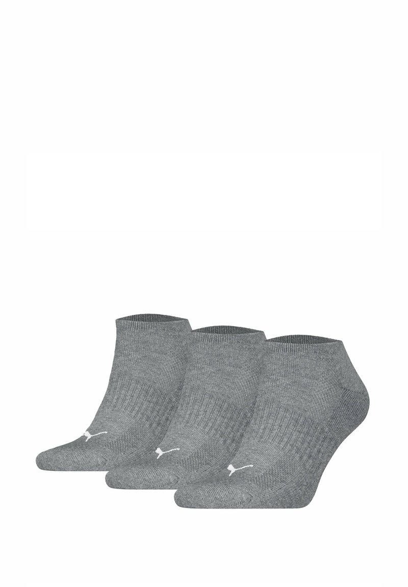 Graue Knöchelsocken, Drei-Pack, gerippte Textur, mit einem weißen Logo an der Seite, weicher Stoff und mit niedrigem Schnitt.