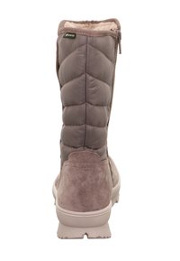 Hoge winterlaars met een bovenwerk van gestikt materiaal, een suède hak, een rits aan de zijkant en een lichtgekleurde rubberen zool, weergegeven vanuit de achterkant.