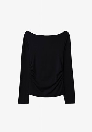 Zwarte top met lange mouwen en een off-shoulder halslijn, voorzien van zijruche voor extra textuur en een zachte, elastische stof.