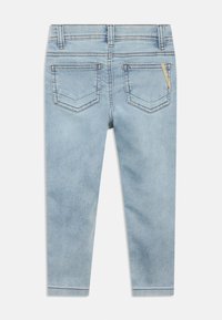 Ανοιχτό μπλε τζιν παντελόνι με στενή εφαρμογή, διαθέτει πίσω τσέπες, αντίθετη ραφή και μια μικρή διακοσμητική ραφή στην τσέπη.