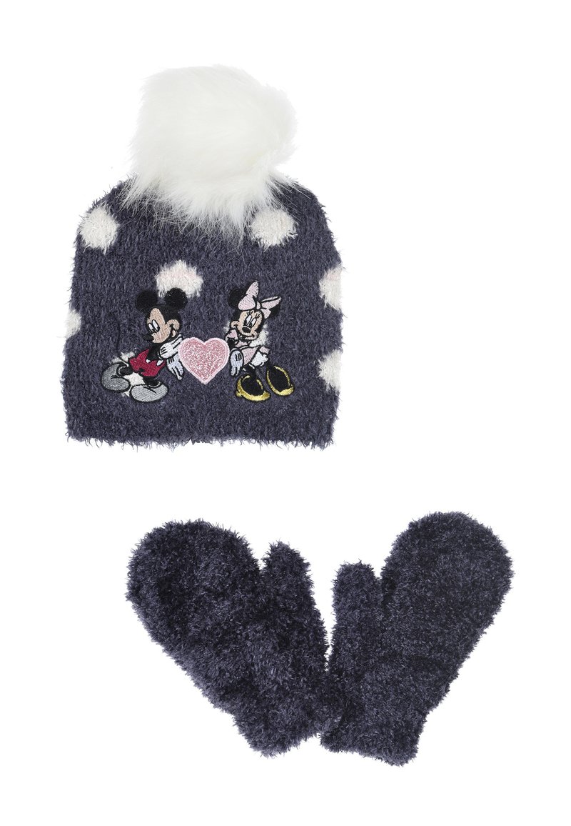 Cappello di maglia pelosa blu navy con pois bianchi e pompon bianco, decorato con ricami di Mickey e Minnie Mouse; guanti pelosi coordinati in basso.