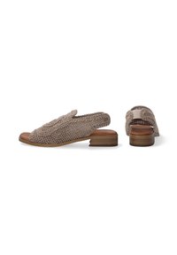 Beige geweven slingback schoenen met een ronde neus en een lage blokhak, met een ingewikkelde textuur en een decoratieve knoopdetail aan de voorkant.