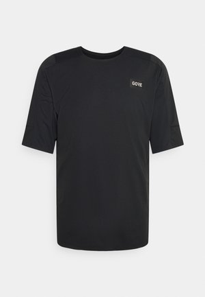 T-shirt de sport noir avec manches courtes, col rond et logo. Fabriqué en matériau qui évacue l'humidité avec une texture lisse.