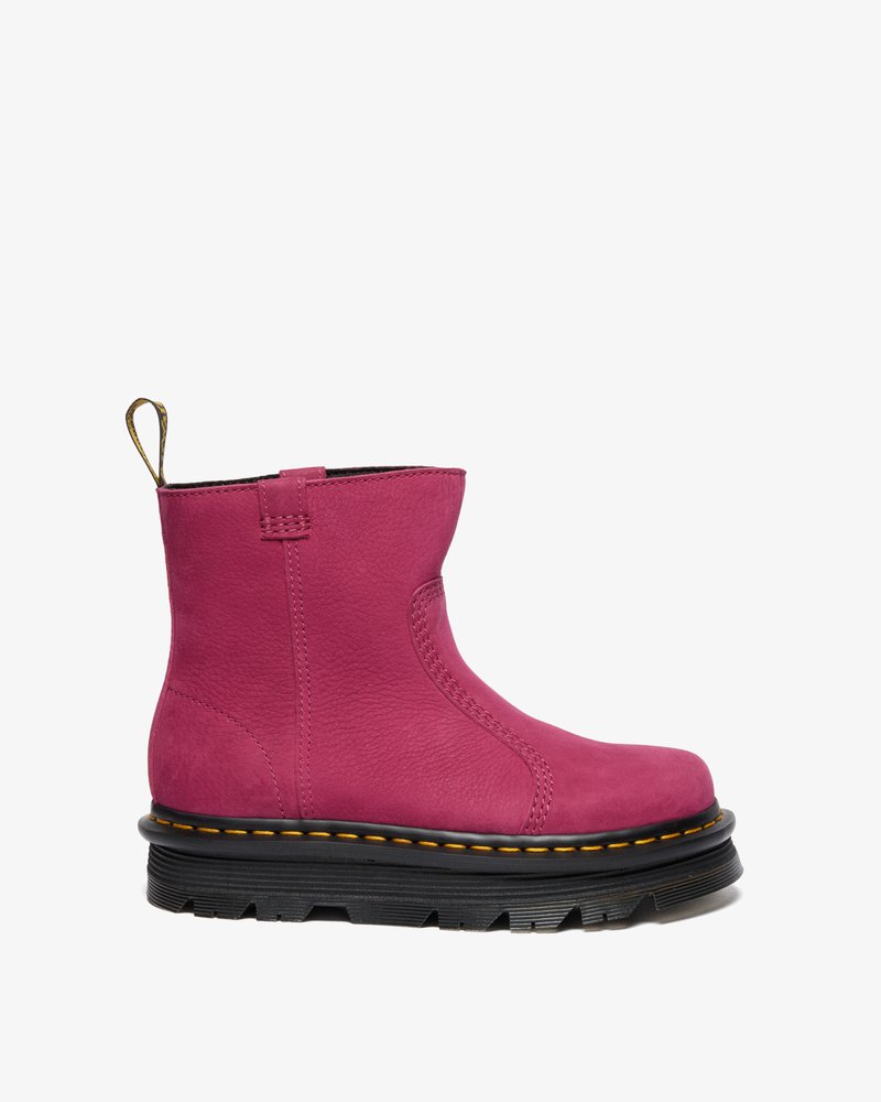 Rožinės odinės kulkšninių botai su apvaliu pirštu, siuvinėjimu ir juodu platformos padu, papuoštu geltonais akcentais.