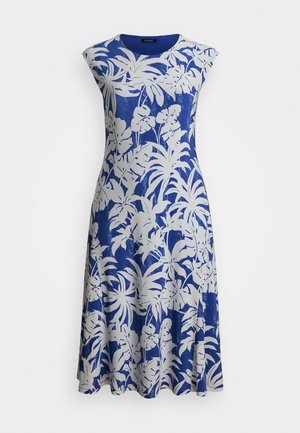 Blaues Kleid mit weißen tropischen Blättern, ärmelloses Design, runder Halsausschnitt und ausgestelltem Saum. Glattes Material mit leicht strukturiertem Erscheinungsbild.