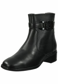 Černá kožená kotníková bota s nízkým podpatkem, s širokým páskem a řetízkem kolem kotníku, hladkým povrchem a kulatou špičkou.