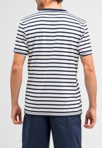 Kurzarm-T-Shirt mit Rundhalsausschnitt in Weiß mit navyblauen horizontalen Streifen. Weicher Baumwollstoff, normale Passform, mit kontrastierendem Saumsteppnaht.