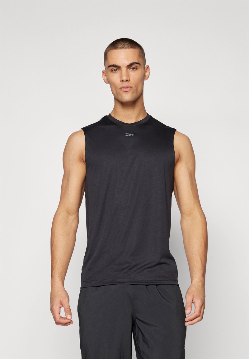 Tricou sportiv fără mâneci, de culoare neagră, confecționat dintr-o țesătură ușoară și netedă, având un guler rotund și branding minim pe piept.