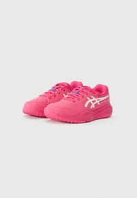 Helle pinke Sportschuhe mit einer strukturierten Oberseite, weißer Markenbekanntschaft und einer gepolsterten Sohle; ausgestattet mit flachen Schnürsenkeln und einem abgerundeten Zehendesign.