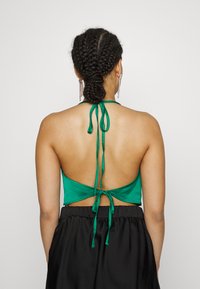 Vero Moda Petite VMKAREN ULLA HALTERNECK - Blusa - pepper green