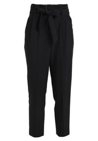 Pantaloni neri a vita alta, svasati con pieghe e una cintura di tessuto annodata a fiocco in vita, esposti su uno sfondo bianco.