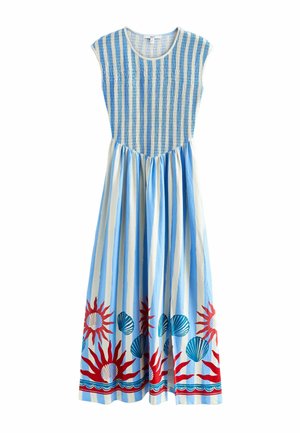 Robe midi sans manches à rayures verticales bleues et blanches, corsage ajusté et ourlet avec motifs de soleil rouge et coquillages bleus.