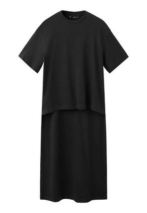 Vestito nero a strati con maniche corte, caratterizzato da una parte superiore che si trova sopra una silhouette più lunga e dritta. Tessuto dalla trama liscia.