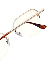 Solglasögon i guldfärgad metall med en geometrisk ram, bruna detaljer på skalmarna och genomskinliga nässtöd. Linserna är lätt tonade och rektangulära.