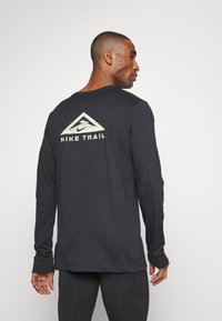 Nike Performance TEE TRAIL - T-shirt desportiva - black