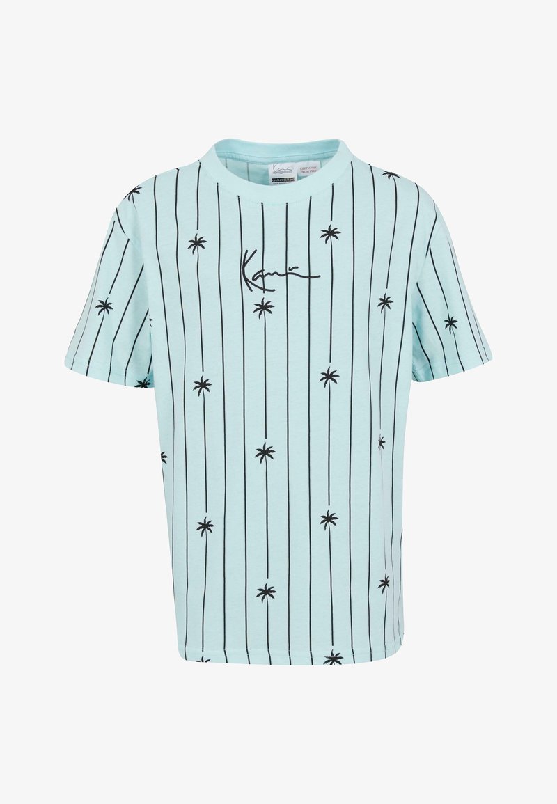 Hele sinine lühikeste varrukatega T-särk, mis on valmistatud puuvillast. Omab vertikaalseid musti triibusid ja väikeseid palmi puu mustreid, koos keskel olevate mustade allkirja detailidega.