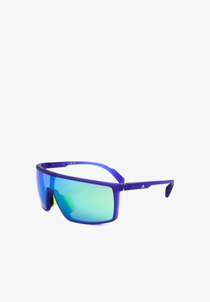 Occhiali da sole sportivi con ampie lenti avvolgenti di colore verde e montatura blu traslucida, progettati per attività all'aperto.