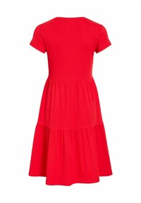 Rochie roșie cu mânecă scurtă, în straturi, cu corset mulat și fustă evazată, realizată dintr-un material ușor, văzută din spate.