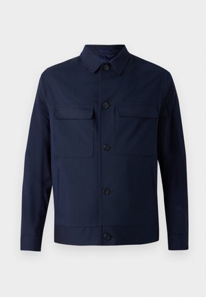 Giacca blu navy in tessuto, con colletto, due tasche sul petto, chiusura frontale con bottoni e orlo dritto. Texture liscia.