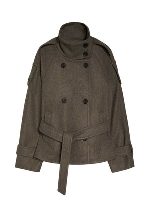 Braune zweireihige Wolljacke mit hohem Kragen, schwarzen Knöpfen, Taillengürtel, Schulterklappen und Manschettenriemen.