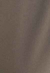 Gros plan sur un tissu marron lisse avec une texture tissée fine et un motif vertical subtil visible.