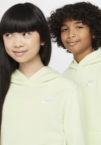 Nike Sportswear CLUB UNISEX - Sudadera - lime ice white
