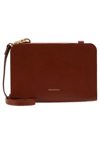 Braune Leder-Clutch mit glatter Textur, goldfarbenen Beschlägen, Reißverschluss und abnehmbarem Handgelenkriemen. Mit Markenlogo versehen.