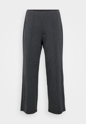 Pantalons larges gris foncé fabriqués à partir d'un tissu doux et extensible. Comprend une ceinture lisse et un devant plat avec des plis subtils pour un détail supplémentaire.