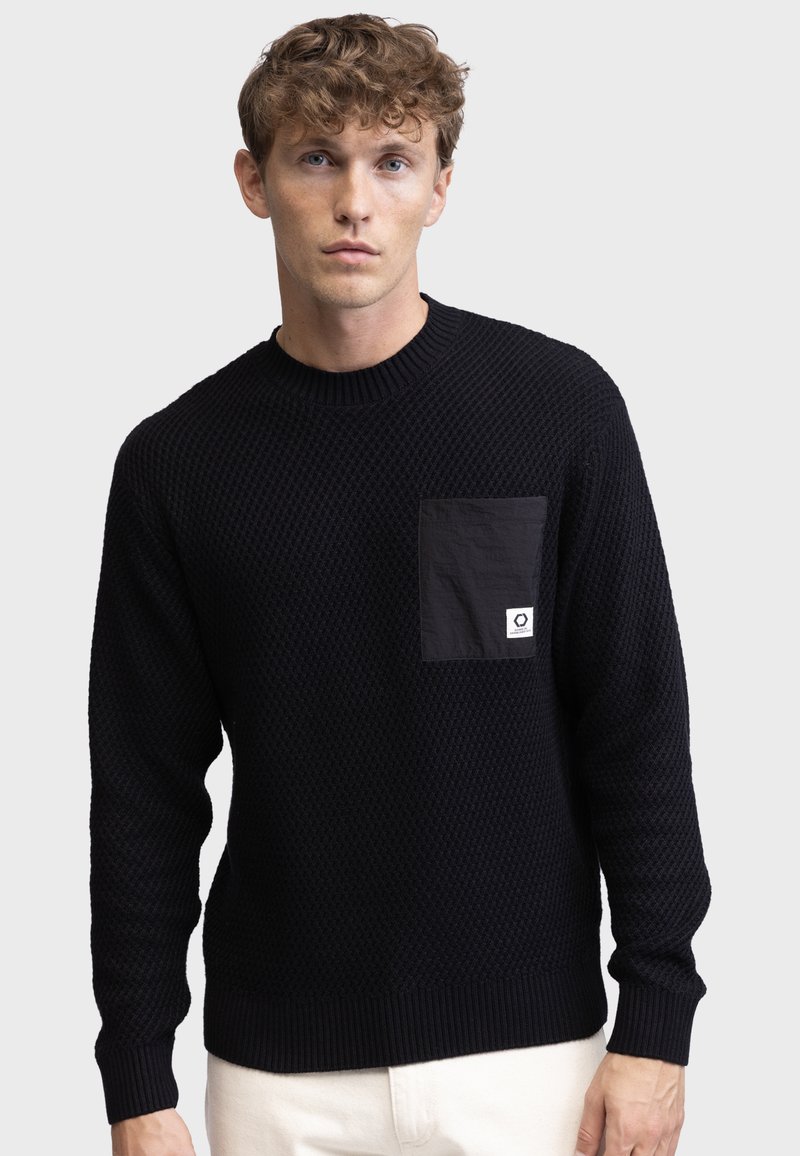 Pull en maille noir avec motif texturé, col rond et manches longues. Comprend une poche en tissu sombre avec détail de logo.