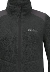 Giacca in pile nera, con colletto alto e zip frontale, con accenti grigi sulle spalle e logo sul lato sinistro del petto. Tessuto testurizzato.