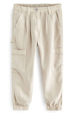 Pantalon cargo beige avec poignets élastiques, bouton à l’avant et fermeture éclair, poches latérales et boucle utilitaire sur un côté.