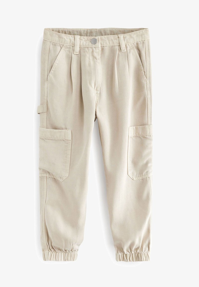 Pantalon cargo beige avec poignets élastiques, bouton à l’avant et fermeture éclair, poches latérales et boucle utilitaire sur un côté.