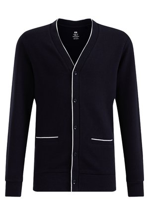 Schwarzer Strickcardigan mit weißen Abschlüssen entlang des Ausschnitts und der Taschen, langen Ärmeln und einer gerippten Textur.