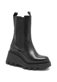 Černé kožené kotníkové boty s masivními, texturovanými černými platformami. Vybaveny elastickými bočními panely a poutky pro snadné obouvání.