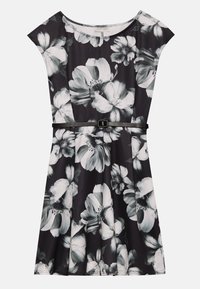 Robe noire à fleurs avec des fleurs blanches et grises, manches courtes et taille cintrée accentuée par une fine ceinture noire.