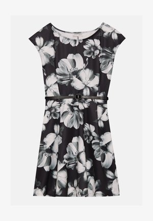 Must värviline lilleline kleit, millel on valged ja hallid lilled, lühikesed varrukad ning kitsas must vöö, mis rõhutab talje joont.