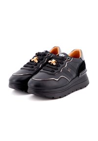 Sneaker in pelle nera con accenti argento, caratterizzati da decorazioni a forma di ape e una suola piatta textura per maggiore altezza.