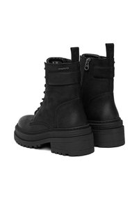 Fekete bőrből készült bokacsizma vastag talppal, fűzős elülső résszel, oldalsó zipzárral és texturált részletekkel a felső részen. Lapos sarok.