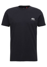 Černé tričko s krátkým rukávem a kulatým výstřihem s malým bílým logem "Alpha Industries" na levé hrudi.