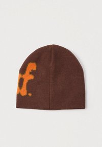 Gorro de punto marrón con un patrón gráfico naranja en el lateral. El material parece suave, con una textura lisa y un diseño con parte superior redondeada.