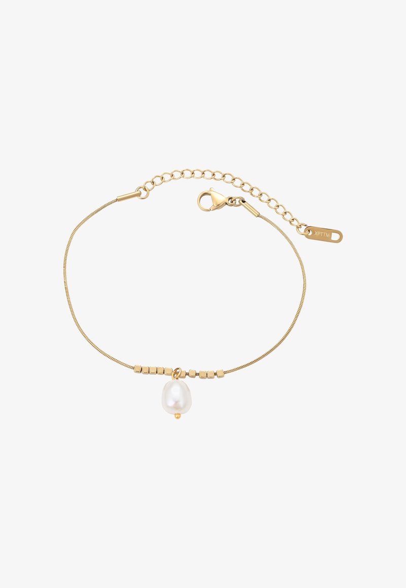 Kuldne käevõru, millel on sile, ovaalne valge pärl pendant ja väikesed geomeetrilised helmed õhukese ahela küljes, millel on homaariklamber.