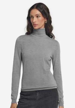 Pull à col roulé gris avec des manches longues, fabriqué en tissu doux et léger. Il présente un design ajusté et des poignets côtelés aux bords.