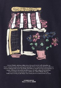 Grafikdesign eines Blumengeschäfts mit gestreiftem Markisen, Holztür und einem rosa Blumentopf mit bunten Blüten. Text am unteren Rand.