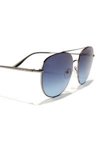 Ochelari de soare aviator cu rame din metal, lentile gradient albastre și brațe subțiri, așezați pe o suprafață albă.