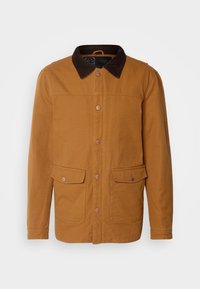 Veste marron boutonnée avec col en velours côtelé marron foncé et deux poches avant à rabat sur un fond clair uni.