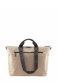Sac fourre-tout beige en matériau brillant, avec deux poignées noires, une poche zippée à l'avant et un intérieur spacieux.