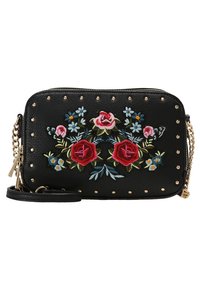Borsa nera in pelle sintetica con ricami floreali in rosa e blu, borchie dorate lungo i bordi e una tracolla a catena removibile. Chiusura con cerniera.
